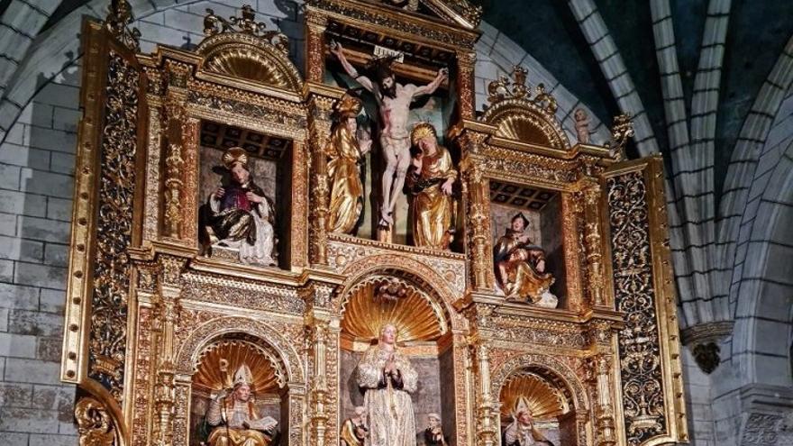 Retablo de la Concepción y el Crucifijo en la Capilla de los Conchillos.