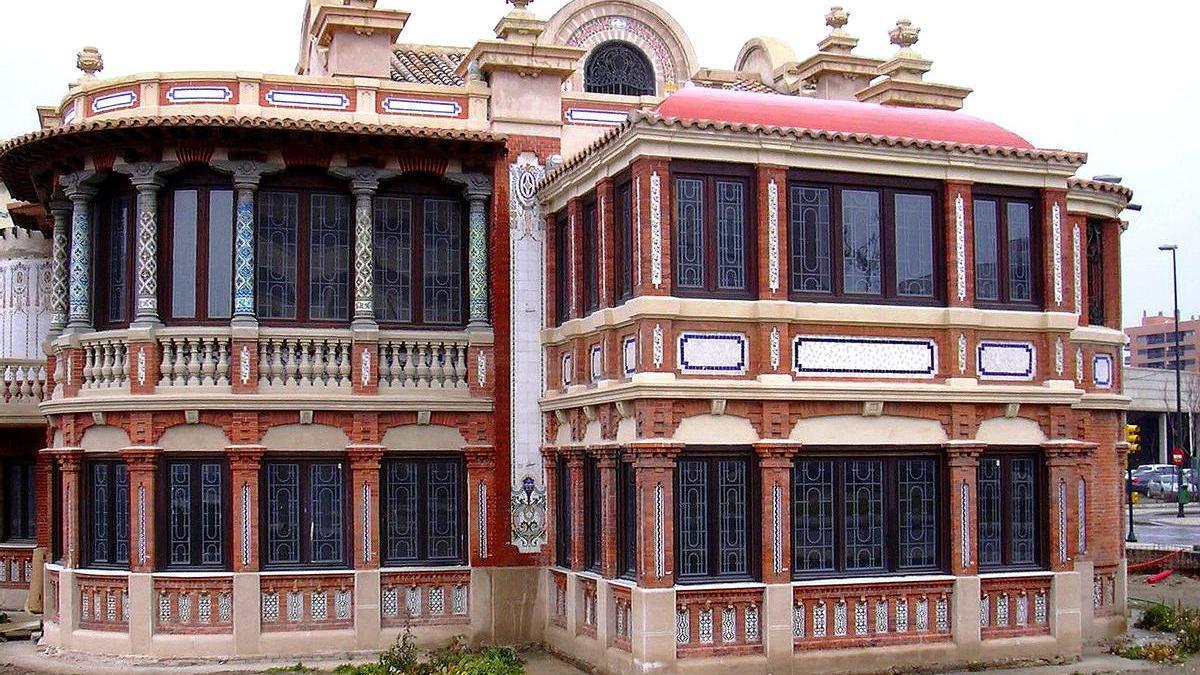 Casa Solans o la Casa de los Azulejos es un edificio de estilo modernista construido en el año 1921 en el barrio del Rabal de Zaragoza.