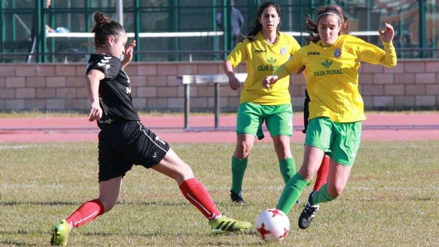 Lucía Rodríguez salva la entrada de una jugadora rival con un sutil toque de balón.