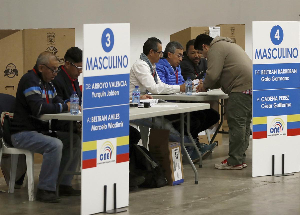 GRA054. BARCELONA, 02/04/2017.- Los ciudadanos ecuatorianos residentes en Cataluña acudieron desde primera hora de la mañana a las urnas instaladas en el Pabellón Italiano de de la Fira de Barcelona en Montjuic para elegir entre Lenín Moreno y Guillermo Lasso como presidente para suceder a Rafael Correa en la segunda vuelta de las elecciones. EFE/ Andreu Dalmau.