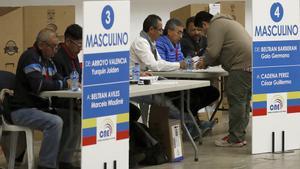 GRA054. BARCELONA, 02/04/2017.- Los ciudadanos ecuatorianos residentes en Cataluña acudieron desde primera hora de la mañana a las urnas instaladas en el Pabellón Italiano de de la Fira de Barcelona en Montjuic para elegir entre Lenín Moreno y Guillermo Lasso como presidente para suceder a Rafael Correa en la segunda vuelta de las elecciones. EFE/ Andreu Dalmau.