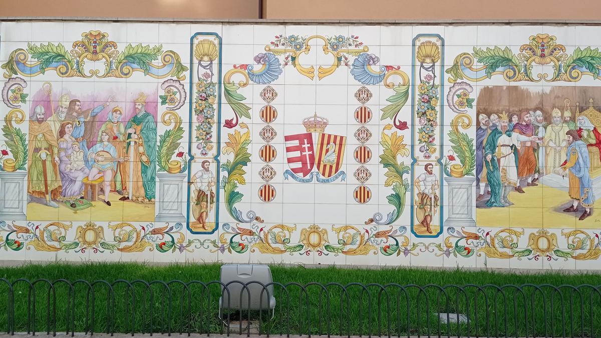 Mural de cerámica en la plaza Na Violant de Castelló.