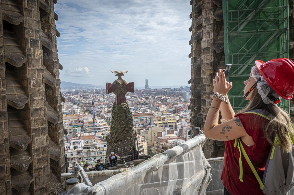 Dos colosales figuras de mármol griego de Thasos, el más blanco del mundo, aguardan a los pies del templo de la Sagrada Família para ser alzadas en octubre a la cima de las torres dedicadas a los evangelistas Juan y Mateo, la primera, como marca la tradición cristiana, un águila, y la segunda, con un esculpido que a veces confunde incluso a los más creyentes, con el aspecto de un hombre alado, sin que eso sea exactamente un ángel.