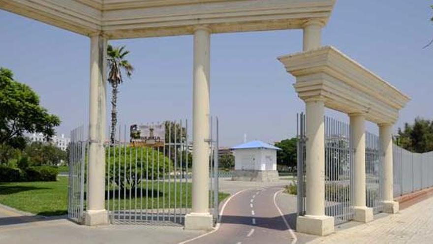 El recinto del Parque Huelin ha sido vallado para facilitar su cierre nocturno.