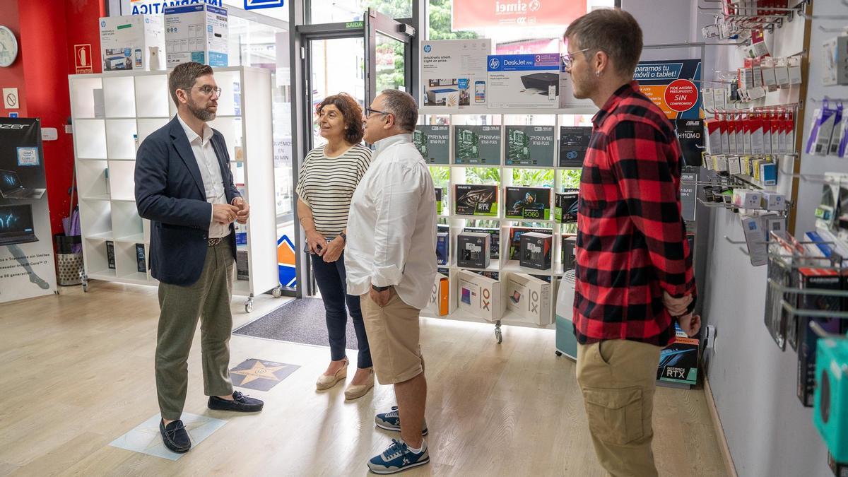 Un momento de la visita del delegado territorial a Bueu.