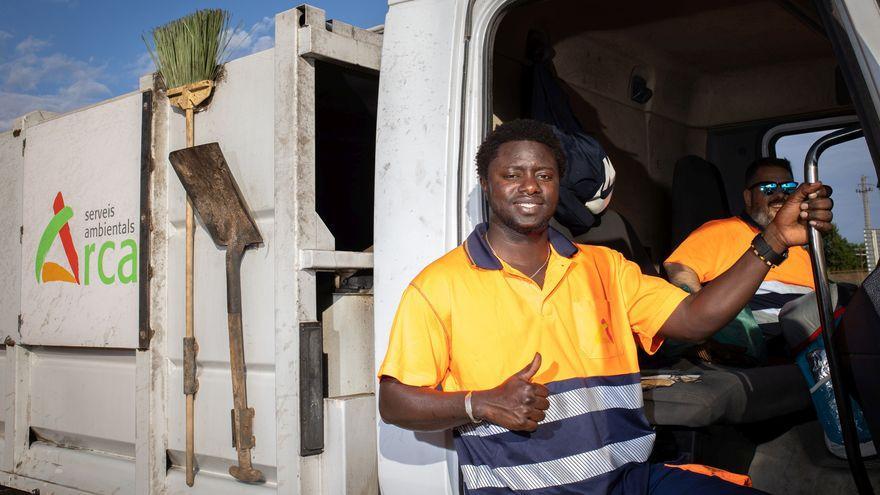 Baubacar Conteh ha conseguido un empleo en la recogida de residuos después de llegar a España cuando tenía 15 años en patera.
