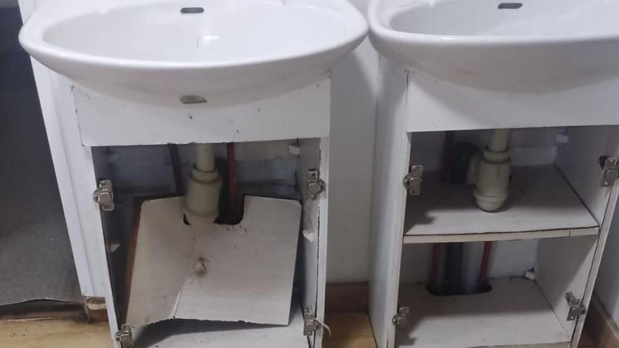 Los muebles de los lavabos, con destrozos visibles. | CEDIDAS