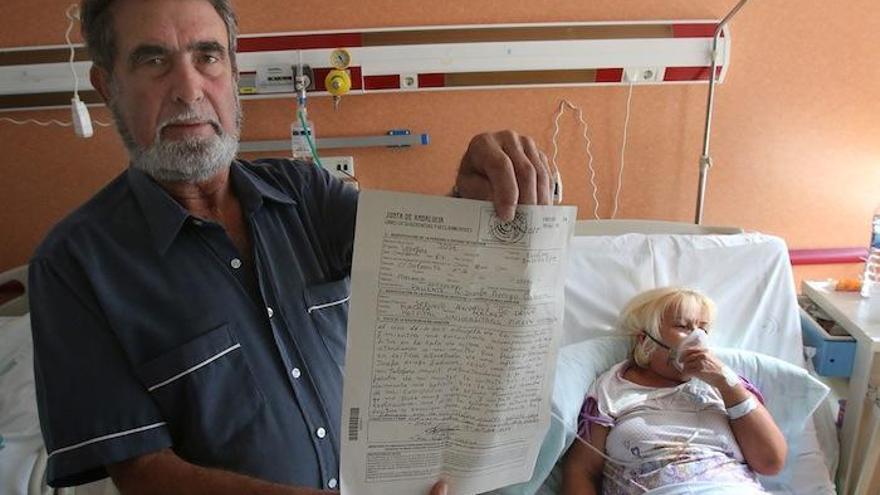 Pepe Subires sostiene la reclamación mientras su mujer está hospitalizada en el Clínico.