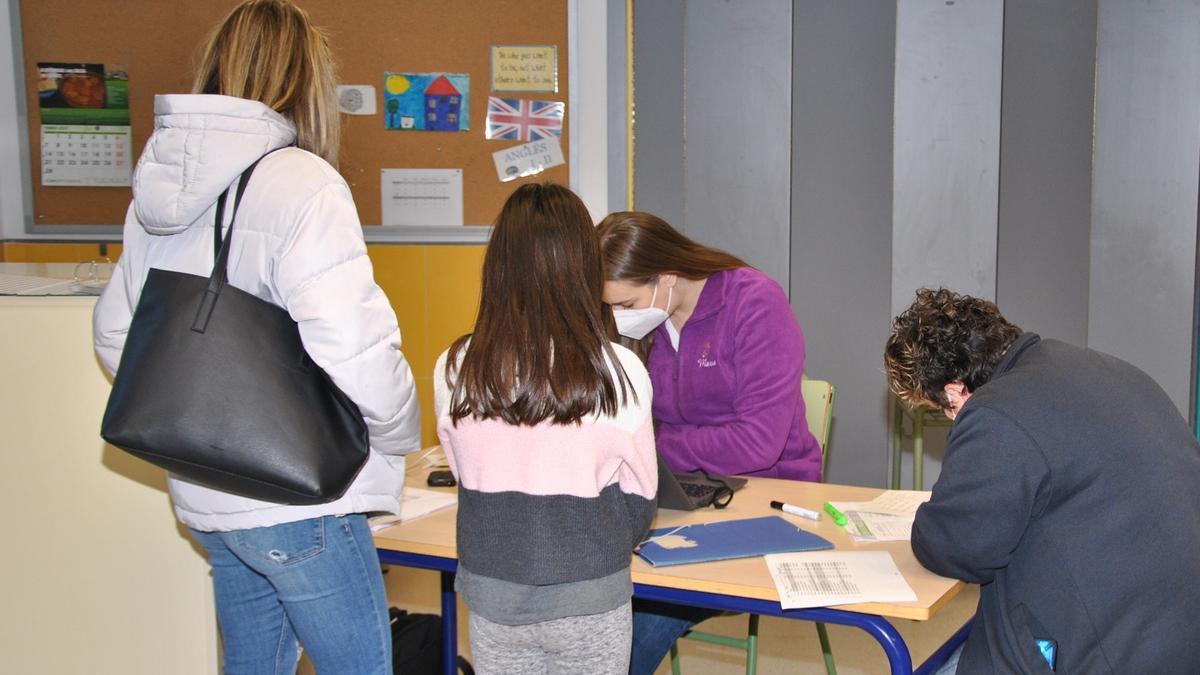 Vacunación de la segunda dosis en el colegio Errando Vilar de Almassora.