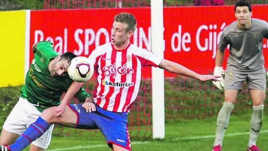 Álex Barrera intenta proteger la pelota de la presión del central gallego Alberto García.