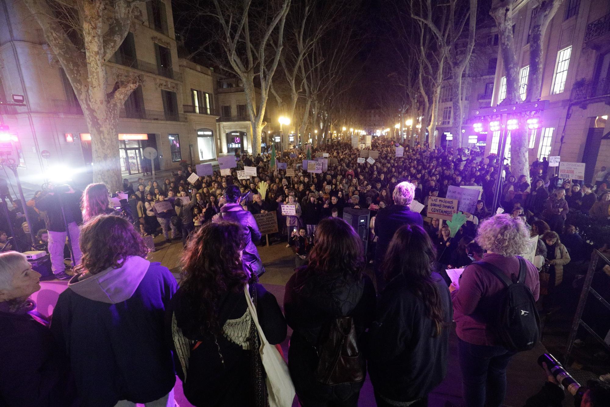 Miles de personas recorren Palma en la manifestación feminista del 8M