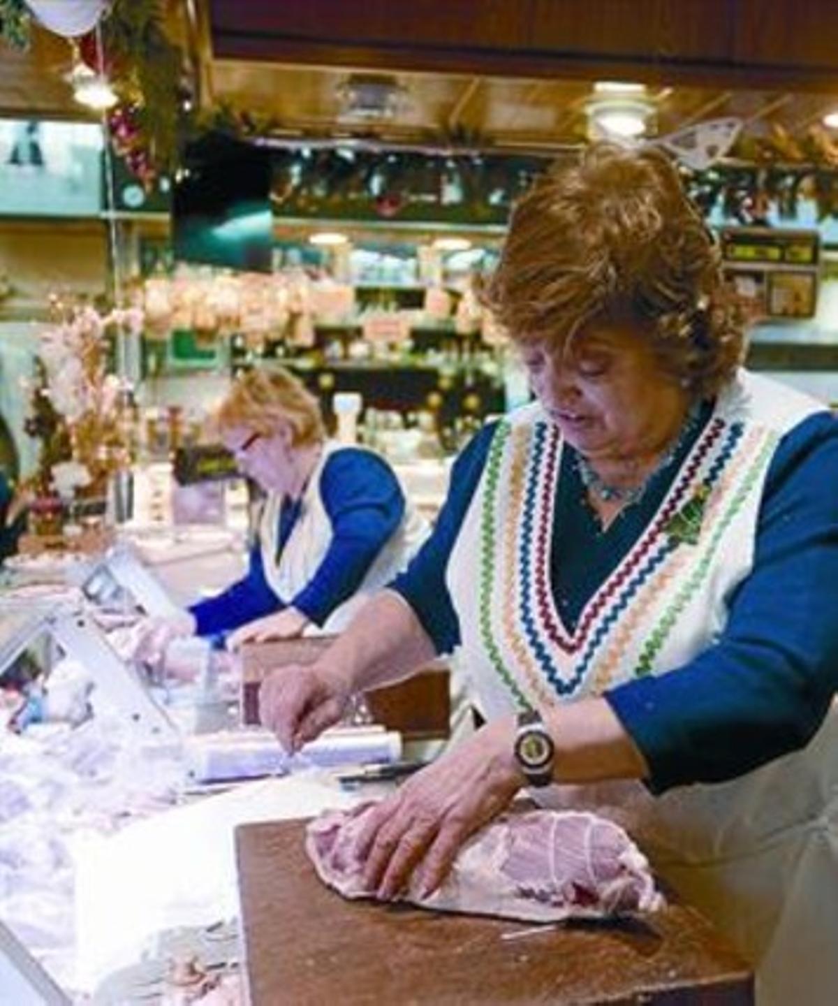La Conxi prepara una peça de vedella, ahir al mercat de la Concepció. La Conxi prepara una peça de vedella, ahir al mercat de la Concepció.