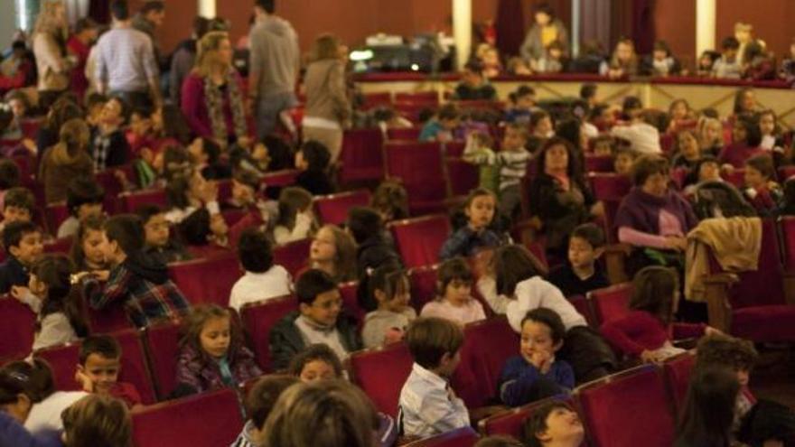 El teatro Reina Sofía se llenó durante dos sesiones de alumnos de Primaria de los colegios benaventanos.