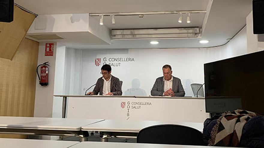 El conseller Iago Negueruela y el director general de Modelo Económico, Llorenç Pou, ayer en rueda de prensa telemática.