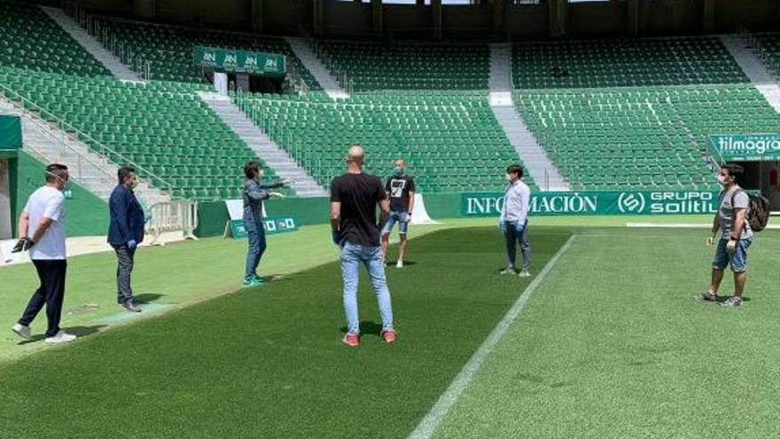 El entrenador del Elche Pacheta y otros miembros del cuerpo técnico y médico, el martes sobre el césped del Martínez Valero.