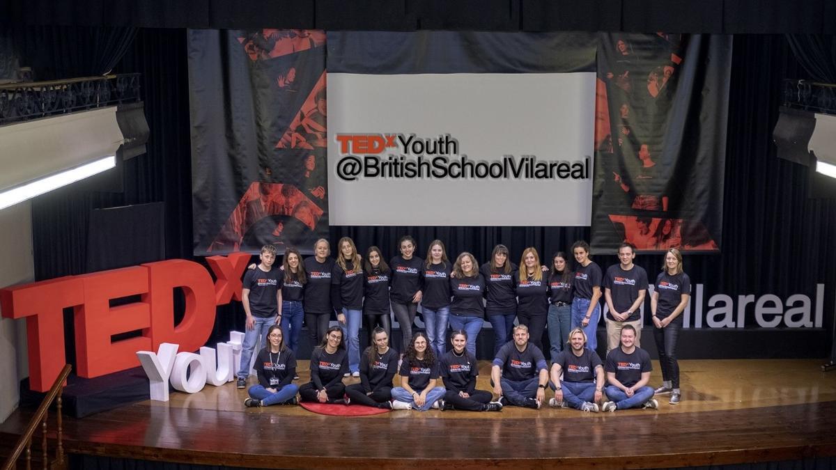 Foto de familia de los alumnos participantes en el evento 'TEDxYouth' de British School of Vila-real, junto a sus profesores.