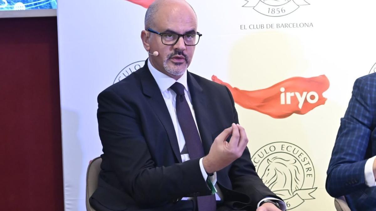 El consejero delegado de Iryo, Fabrizio Favara, interviene en el debate sobre el papel de las empresas en la movilidad sostenible, en el Círculo Ecuestre.