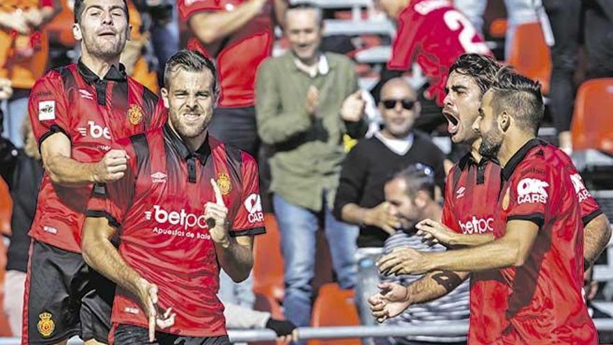 Álex López celebra eufórico el gol que marcó el domingo ante el Elche junto a Bonilla, Giner y Abdón en Son Moix.