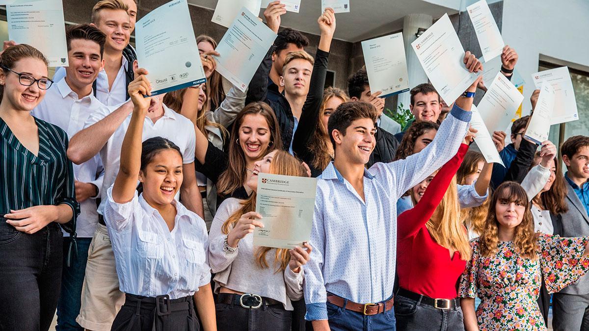 Estudiantes Sixth Form celebrando sus notas