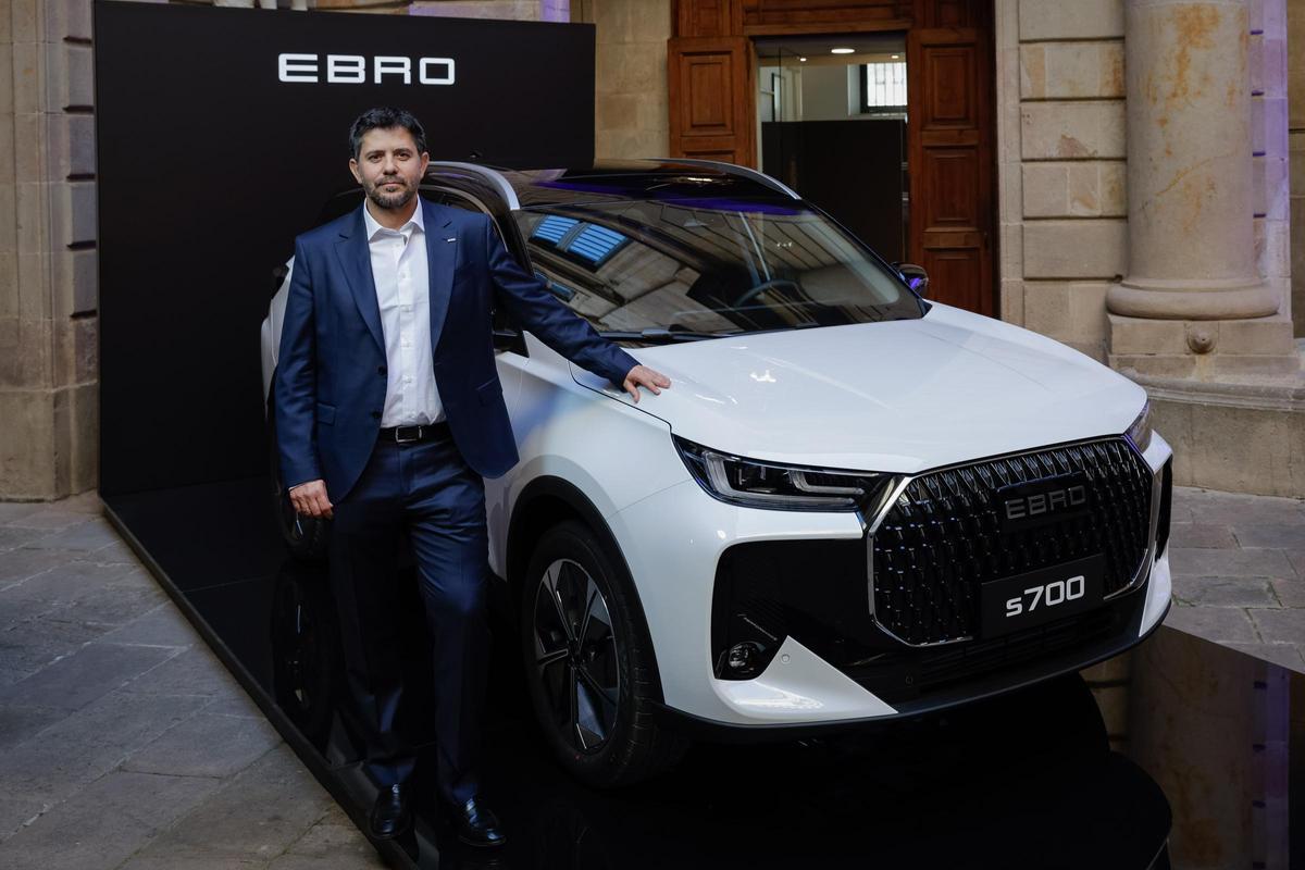 Jorge Susaeta, CEO adjunto de Ebro, con un modelo s700
