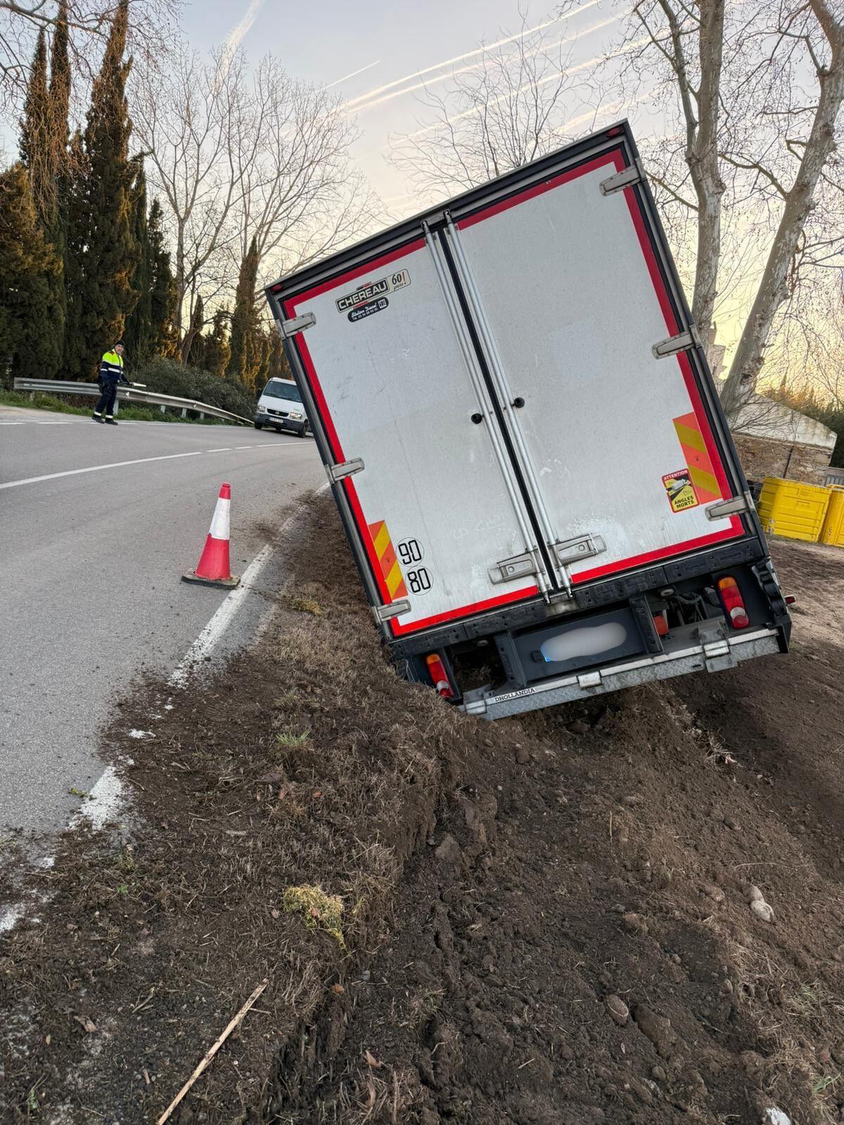Les imatges del camió mig bolcat a Gualta