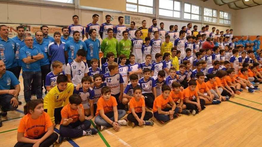 El Club Cisne Colegio Los Sauces realizó ayer la presentación de todos sus equipos una hora antes del partido de liga. // Gustavo Santos