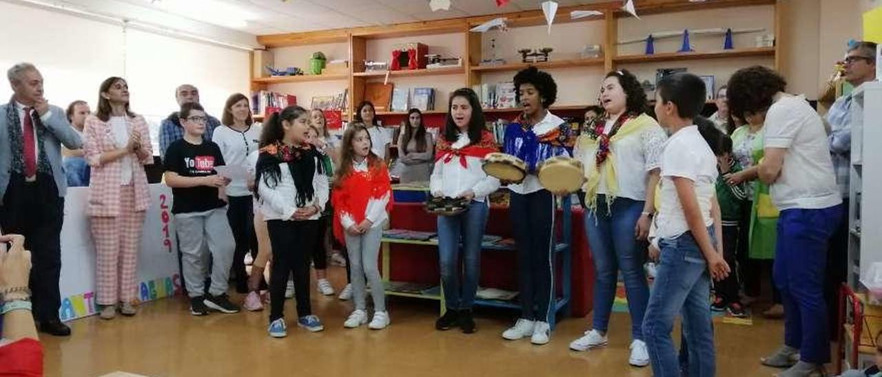 Un grupo de alumnas tocó la pendereta durante la inauguración de la nueva biblioteca. // FdV