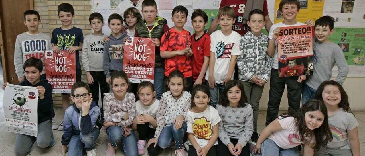 Martín visitó ayer los colegios de A Estrada para repartir invitaciones para el próximo partido. // Bernabé/