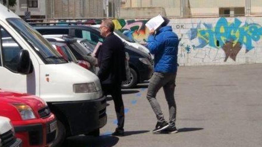 El joven de Sant Antoni, junto a su abogado, oculta su rostro con documentos tras salir de los juzgados.