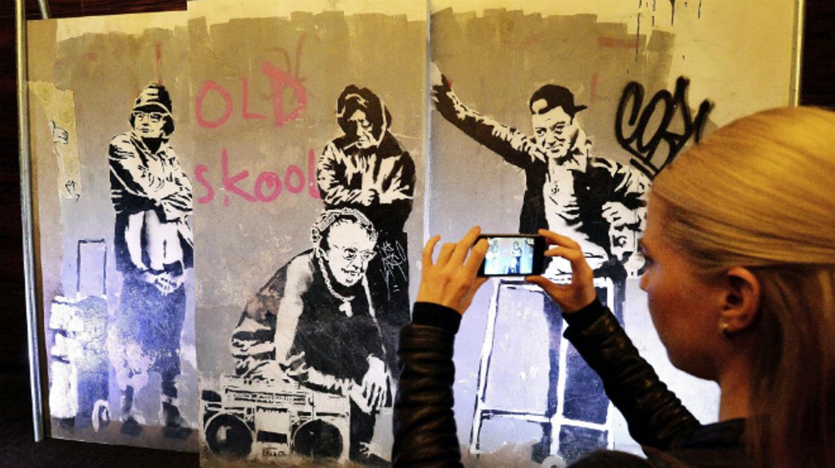 Imatges del projecte ’Stealing Banksy?’ on es pot veure com s’arrenquen les obres de l’artista dels carrers londinencs.