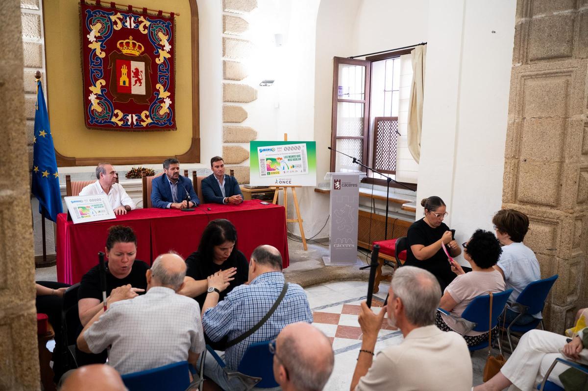 Extremadura pone voz en Cáceres a la realidad de la sordoceguera: "Es una discapacidad única"