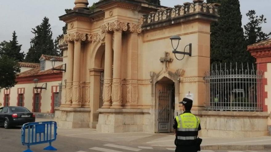 Un agente de la Policía Local, en la puerta de un cementerio del municipio de Murcia.