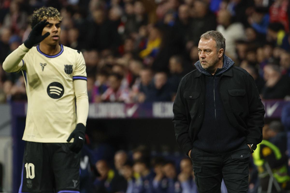 El entrenador del Barcelona, Hansi Flick, junto a Lamine Yamal durante el partido de ida de la semifinales de la Copa del Rey ante el Atlético