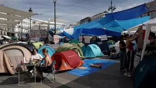 Ayuso pide a los tribunales que ordenen al Gobierno desalojar la Puerta del Sol mientras el debate por la vivienda 'acampa' en la Asamblea de Madrid