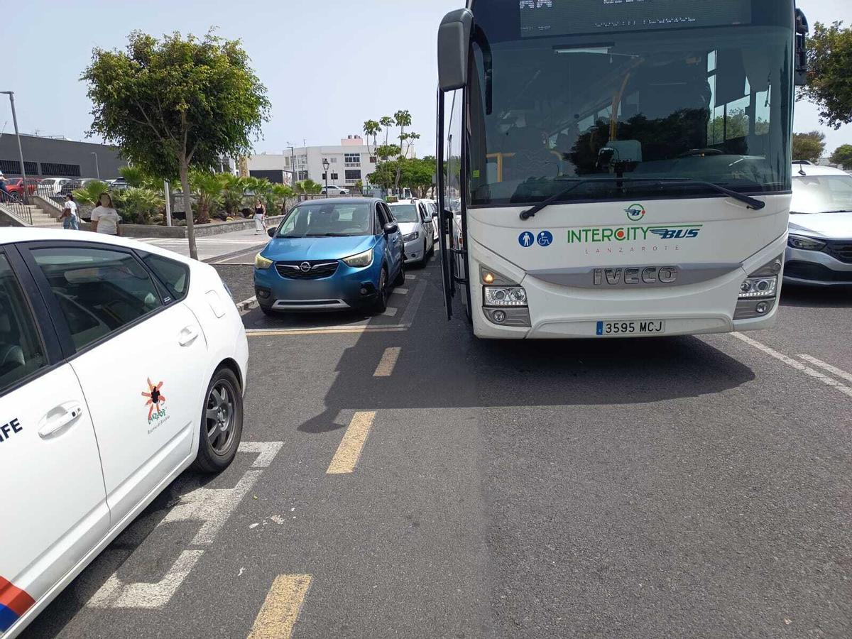 Un taxi aparcado en la parada del Centro Comercial Open Mall en Arrecife