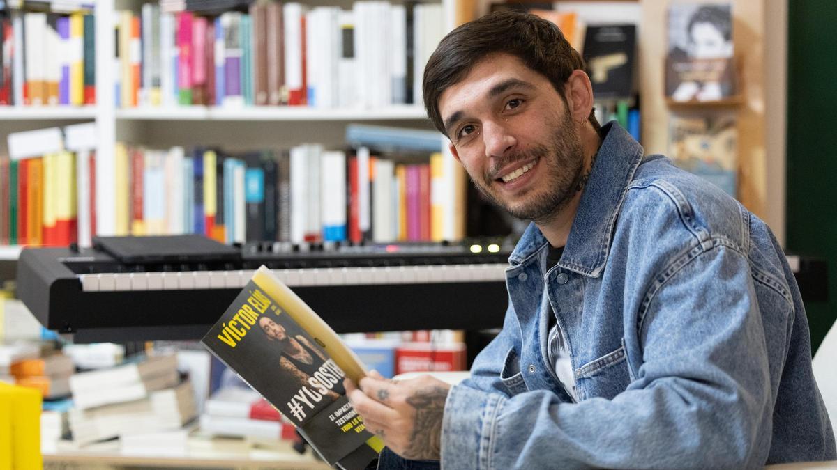 El músico y actor Víctor Elías, ayer, antes de la presentación de su libro en la librería Sa Cultural de Vila, en el marco de Ibicine.