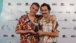 Joan Arqué y Guillem Albà con uno de los tres premios conseguido por ’Canto jo i la muntanya balla’.