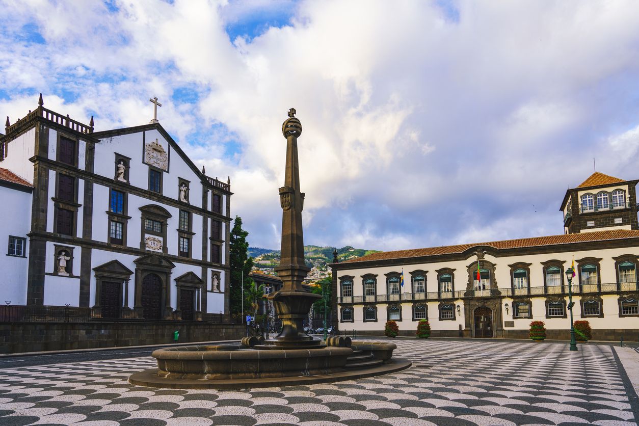 Poco antes de conceder el Nobel, Churchill paseaba por esta plaza del ayuntamiento de Funchal.