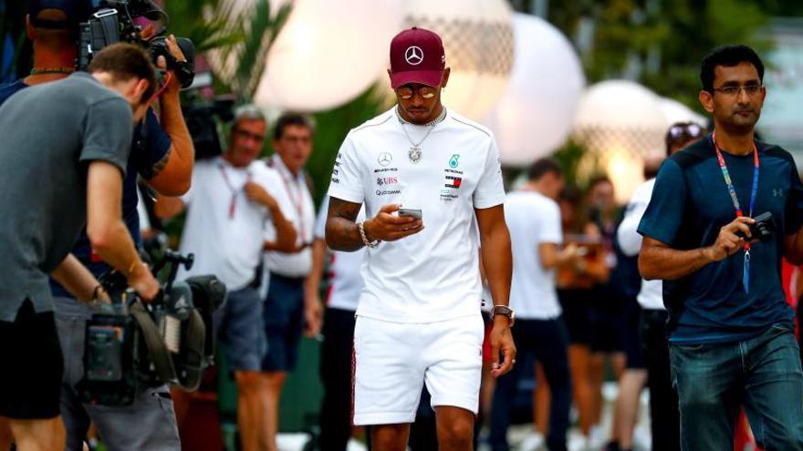Lewis Hamilton llega al circuito Marina Bay en Singapur.