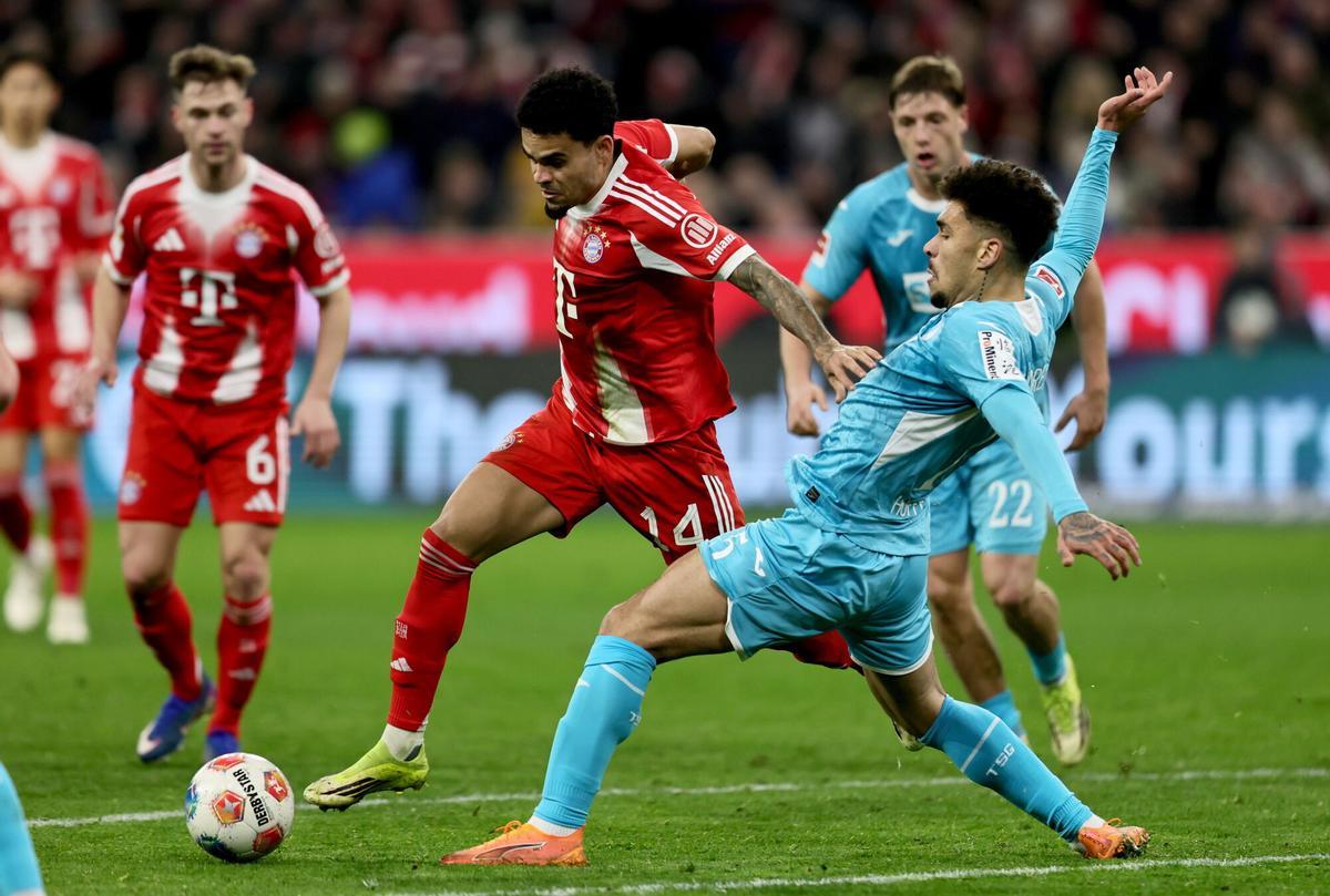 Luis Diaz, del Bayern de Munich, ante Valentin Gendrey, del Hoffenheim