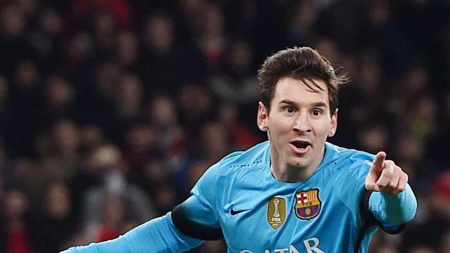 Messi corre para festejar el primer gol del Barcelona en el Emirates. // Reuters