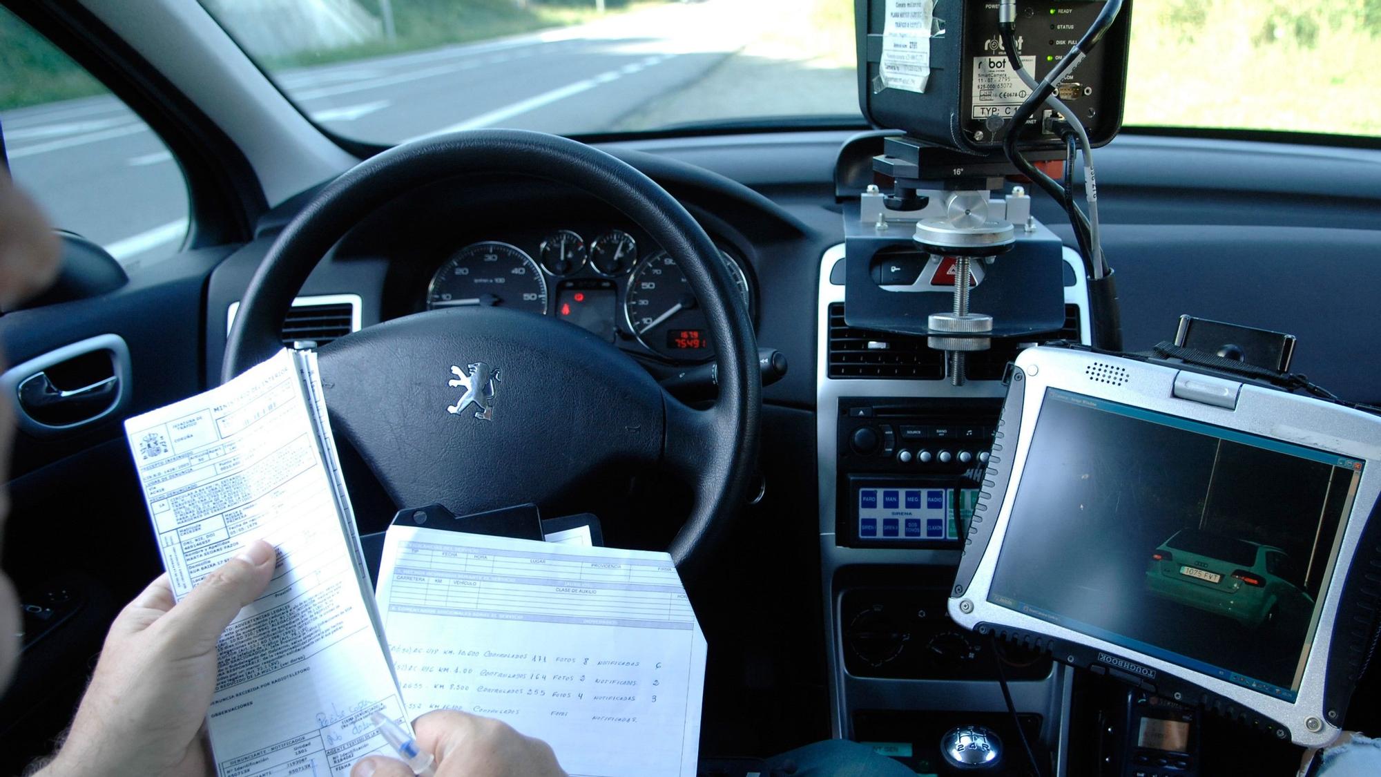 La Guardia Civil multa a un conductor en León por llevar un inhibidor de  radares