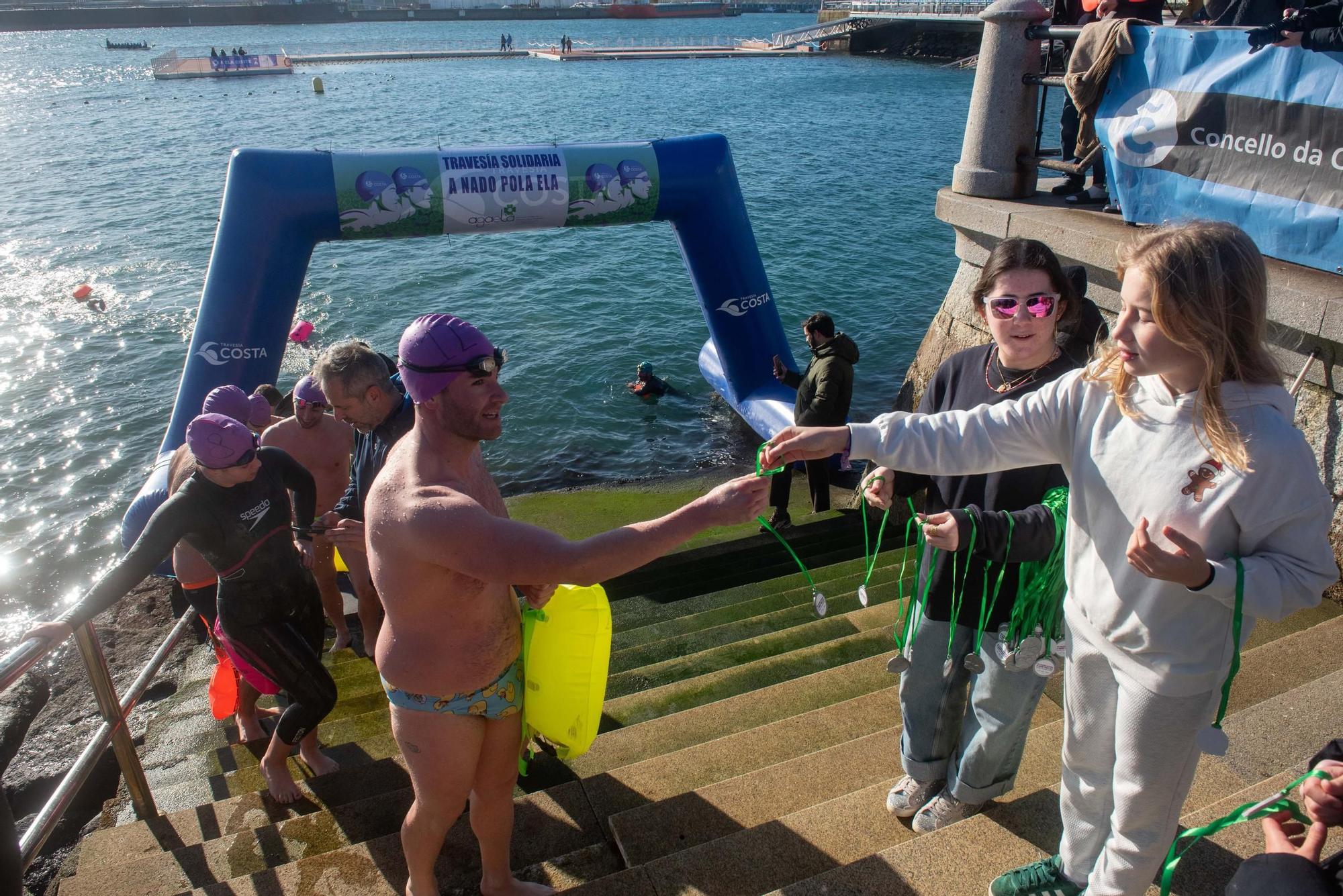 A Coruña desafía al frío y al mar para visibilizar la ELA