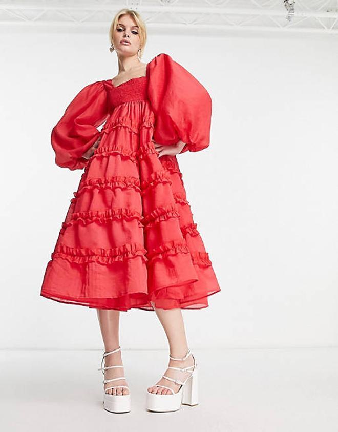 Vestido midi rojo escalonado con escote cuadrado de organza de Sister Jane