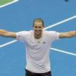 Alexander Zverev de Alemania celebra tras vencer a Ben Shelton de Estados Unidos este domingo, en la final del Abierto de Estados Unidos en el estadio Arthur Ashe en Flushing Meadows, Nueva York (EE.UU.)