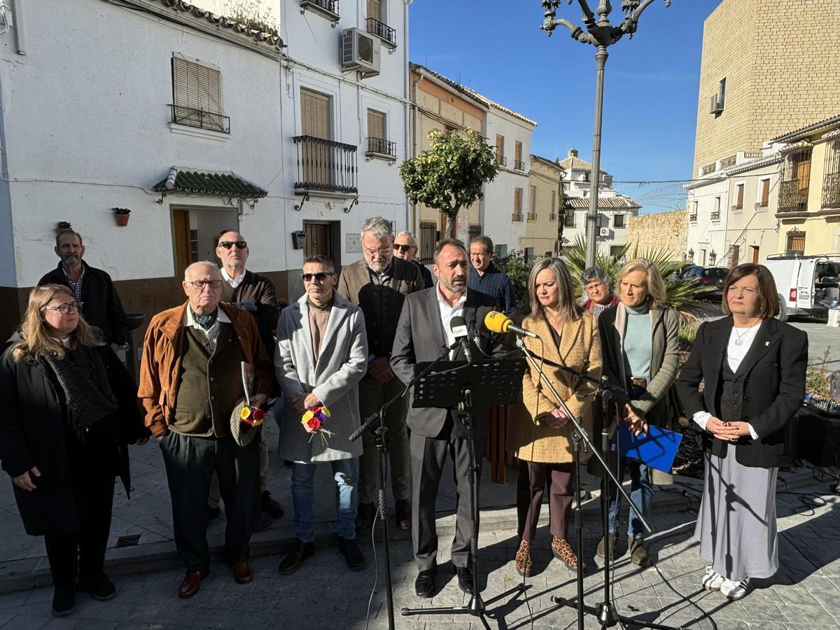 El alcalde de Baena, David Bazuelo, junto a familiares de los asesinados.
