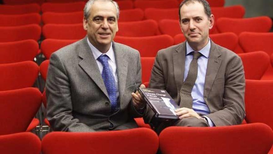 Emilio Cerdá (izda) y Xavier Labandeira (dcha), en Vigo presentando &quot;Climate change policies&quot;. // José Lores