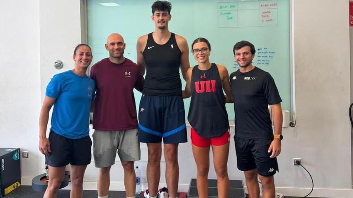 Aday Mara, jugador español de los Oklahoma City Thunder de la NBA, entrenándose esta semana en Las Teresitas