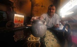 Un venedor prepara un dolç Jalebi dins de la seva botiga a Calcuta.