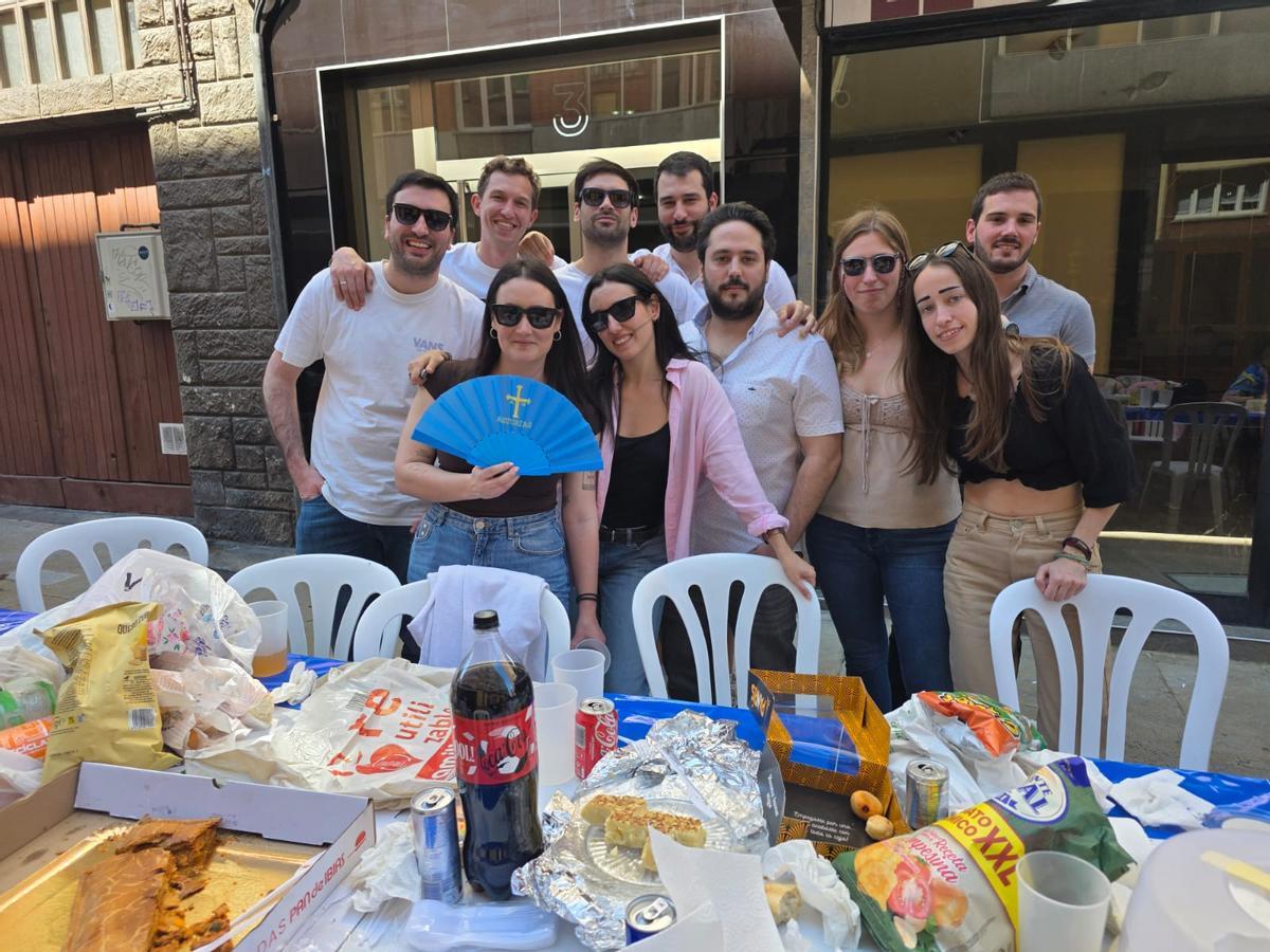 El grupo de Pablo Rodríguez en su mesa de la calle de las Artes